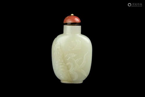 A JADE SNIFF BOTTLE