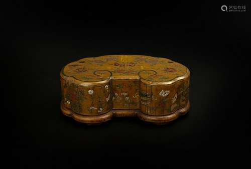 AN INLAID AND INCISED LACQUER BOX