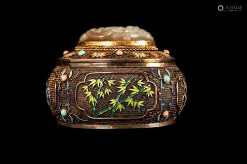 A SILVER LAYERED JADE INLAID JEWELRY BOX