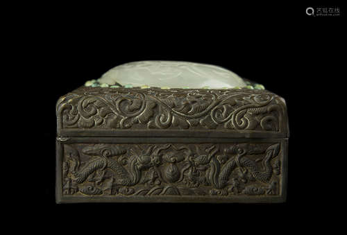 A SILVER LAYERED JADE INLAID JEWELRY BOX