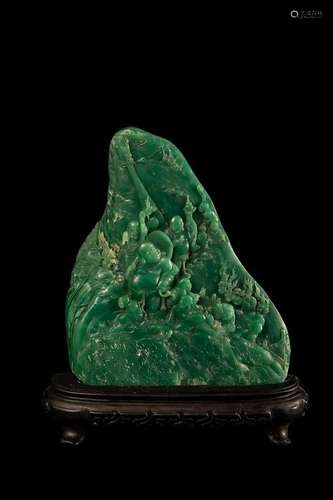 A CHINESE GREEN SHOUSHAN STONE ORNAMENT BY 'LIN ZHI YANG'