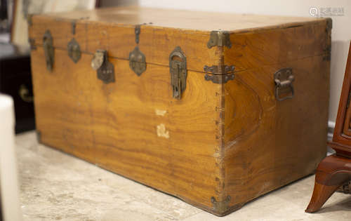 AN ANTIQUE WOODEN STORAGE BOX