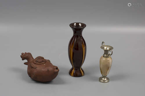 A SET OF VASES