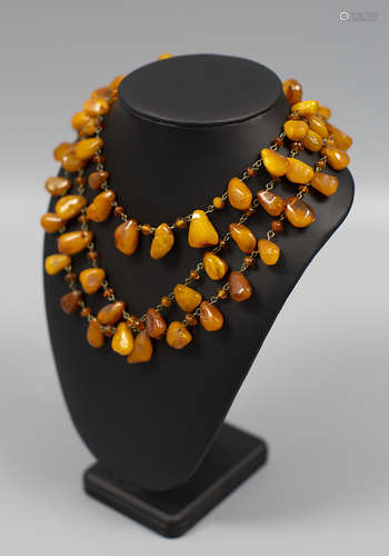 AN ANTIQUE AMBER (MI LA) NECKLACE