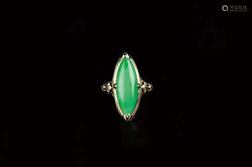 A JADE AND 10K GOLD RING