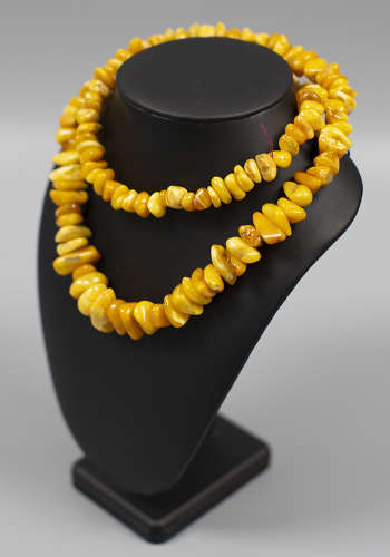 AN AMBER(MI LA) NECKLACE