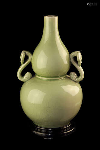 A GREEN GLAZE GOURD VASE