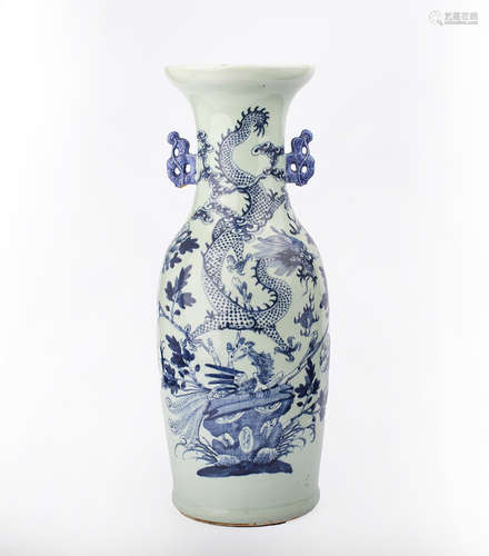 A BLUE AND WHITE VASE WITH DRAGON PATTERN