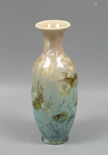 A CHINESE CEREMIC VASE