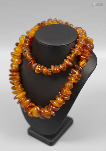 AN AMBER (MI LA) NECKLACE