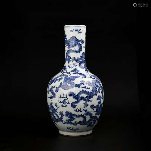 A BLUE AND WHITE DRAGON PATTERN VASE