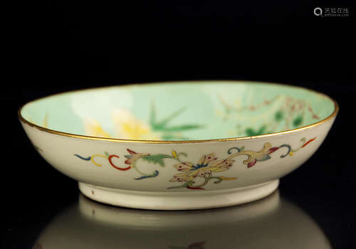 A GREEN GLAZE FAMILLE ROSE PLATE