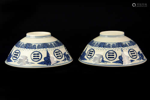 A PAIR OF QING DYNASTY PERIOD BLUE AND WHITE BOWLS