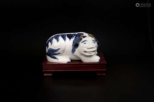 A BLUE AND WHITE CHINESE EXPORT PORCELAIN PILLOW OF BEAST