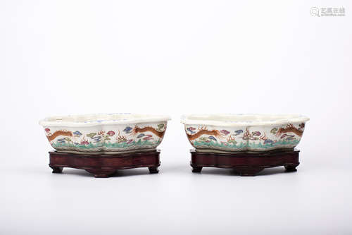 A PAIR OF LATE QING DYNASTY FAMILLE ROSE FLOWER POTS