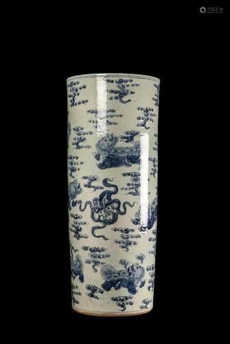 A LARGE CHINESE BLUE AND WHITE PORCELAIN VASE