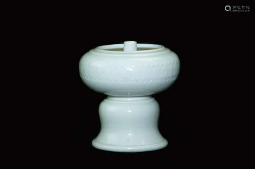 A CHINESE WHITE-GLAZED PORCLAIN LAMP