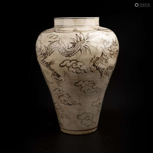 A LARGE DRAGON PATTERN JAR