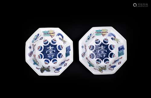 A PAIR OF UNDERGLAZE BLUE AND OVERGLAZE ENAMELLED OCTAGONAL NABESHIMA DEEP DISHES