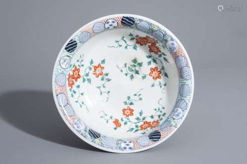 A Japanese polychrome Kakiemon bowl with floral de...