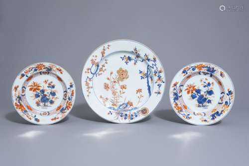 A Chinese Imari style charger and two plates with ...