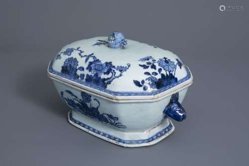 A Chinese blue and white tureen and cover with flo...