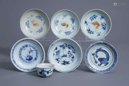 Five Chinese blue and white plates and a 'dragon' ...