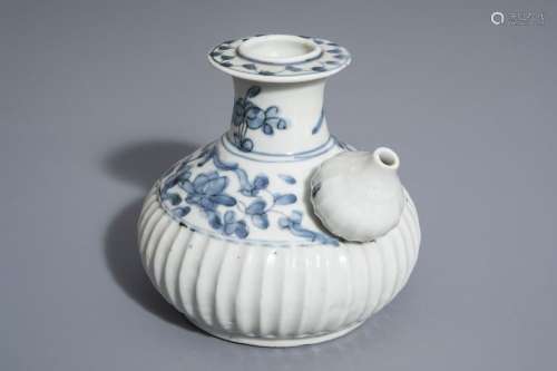 Een Chinese blue and white Swatow kendi with flora...