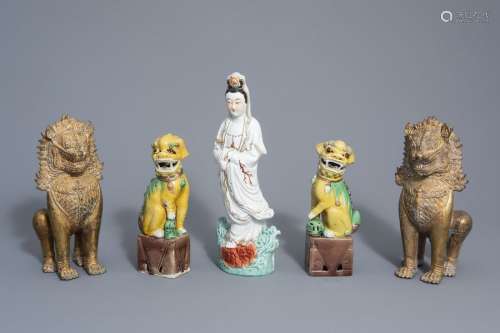 A Chinese porcelain Guanyin, a pair of sancai Budd...
