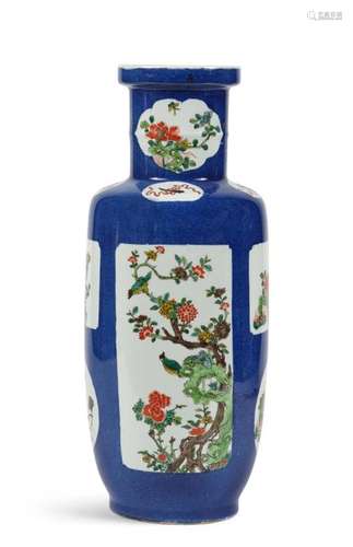 CHINE, XIXe siècle Vase en porcelaine sur fond ble…