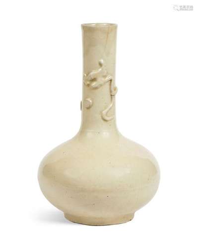 CHINE, XIXe siècle Élégant vase en porcelaine émai…