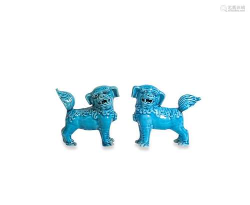 CHINE, XIXe siècle Paire de chiens Fô en porcelain…