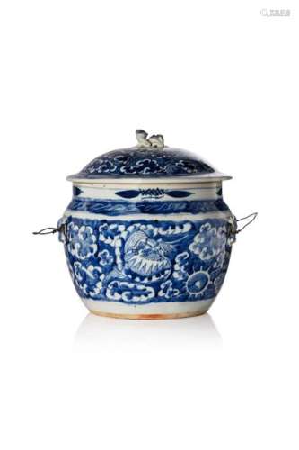 VIETNAM, XIXe siècle Pot couvert en porcelaine