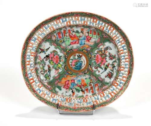 CHINE, XIXe siècle Plat oval en porcelaine de Cant…