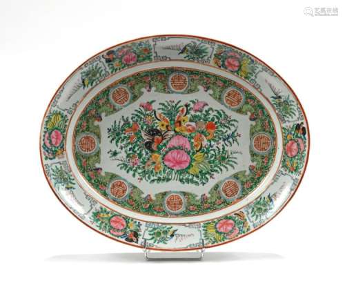 CHINE, XIXe siècle Important plat en porcelaine de…