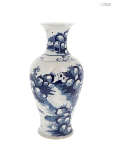 CHINE, XXe siècle Vase balustre en porcelaine