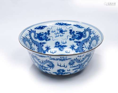 CHINE, XXe siècle Grande vasque en porcelaine