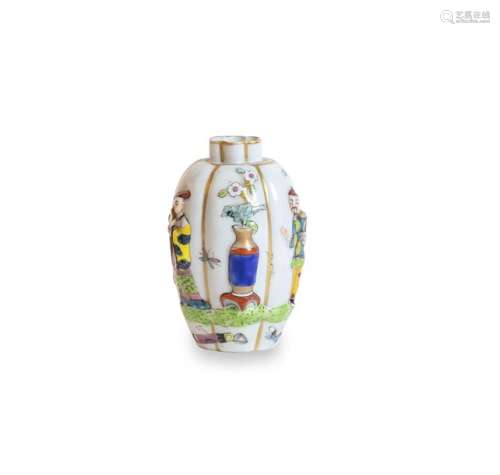 CHINE, XXe siècle Petit vase en porcelaine