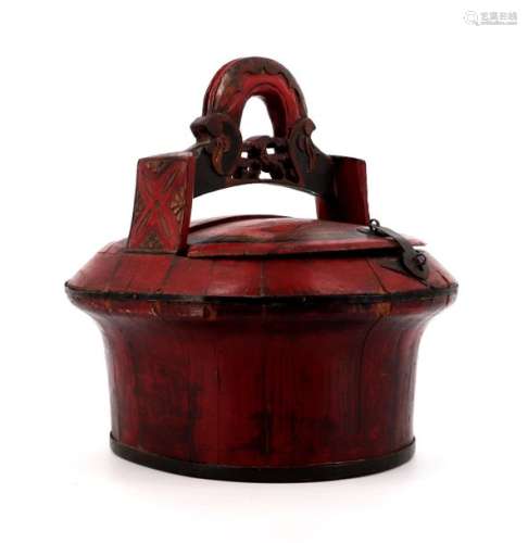 CHINE, XIXe siècle Boîte couverte en bois laqué