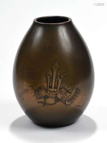 *JAPON, XIXe siècle Élégant vase en bronze