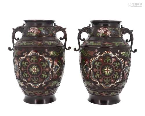 JAPON, vers 1900 Paire de vases en bronze et émaux…