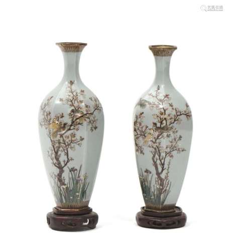 JAPON, XIXe siècle Paire de vases en émaux cloison…
