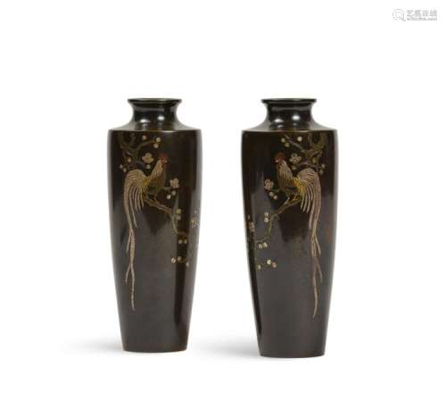 *JAPON, XIXe siècle Paire de vases en bronze