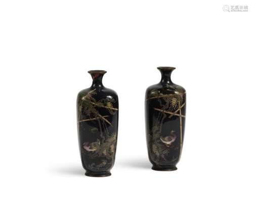 JAPON, XIXe siècle Paire de vases en émaux cloison…