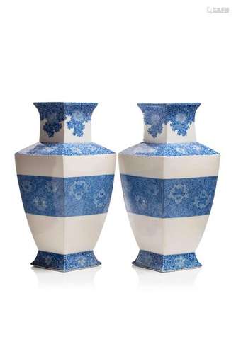 JAPON, XIXe siècle Paire de vases en porcelaine