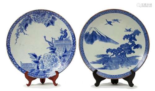 JAPON, XXe siècle Deux grands plats en porcelaine