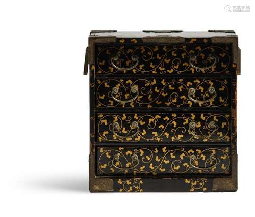 JAPON, XIXe siècle Cabinet miniature en bois laqué