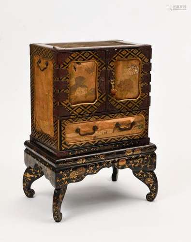 *JAPON, XIXe siècle Cabinet bois laqué