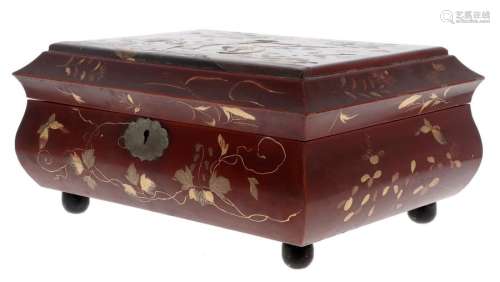 *JAPON, XIXe siècle Table basse en laque rouge
