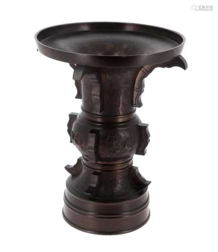 CHINE, XIXe siècle Vase en bronze de forme Gu